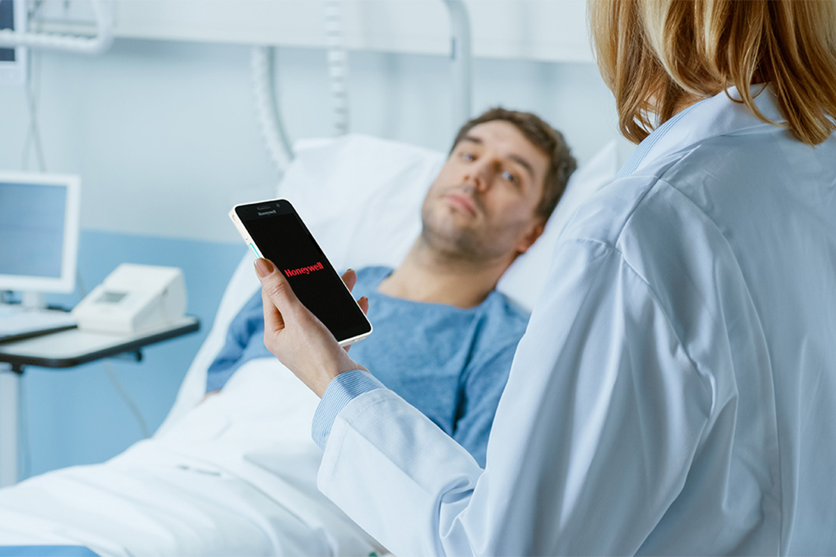 sps-ppr-Honeywell_Healthcare_CT30 XP HC_nurse_2_Lowres-1 sps-ppr-Honeywell_Healthcare_CT30 XP HC_nurse_2_Lowres-1